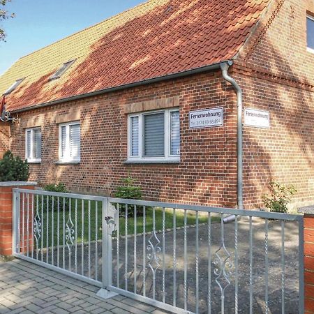 2 Bedroom Gorgeous Apartment In Luebtheen-Garlitz Bagian luar foto